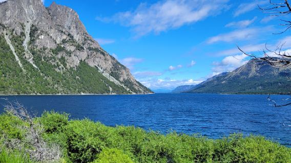 VILLA LA ANGOSTURA en letras gigantes