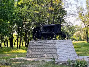 Трактор-пам’ятник «Універсал-2»