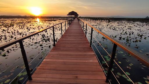 Bueng Bua Boat Seaside Entrance