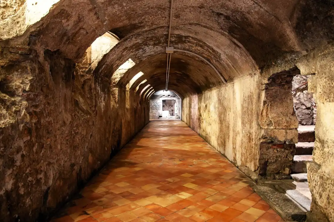 Hotel in zona Criptoportico Romano