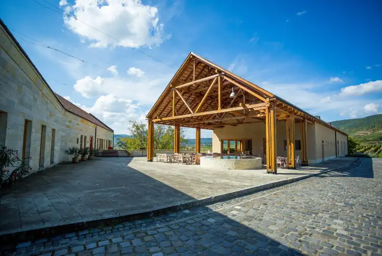 Hotels in Erdobenye