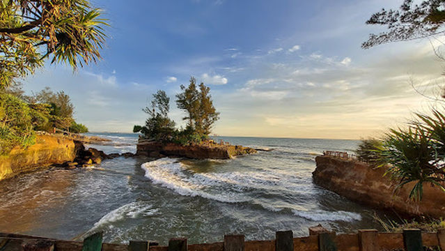Obyek Wisata Pantai Sungai Suci