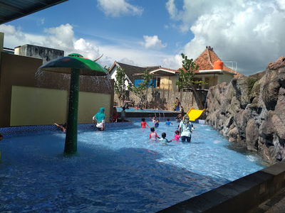kolam renang KOTAKKAYU