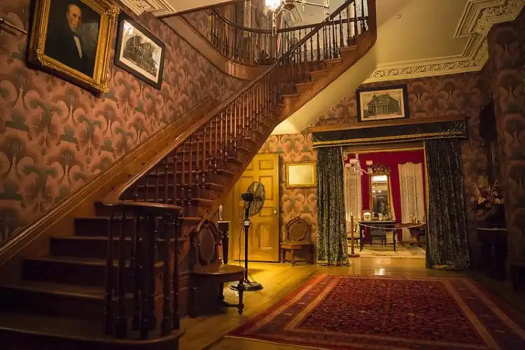 Hotels near Spadina Museum