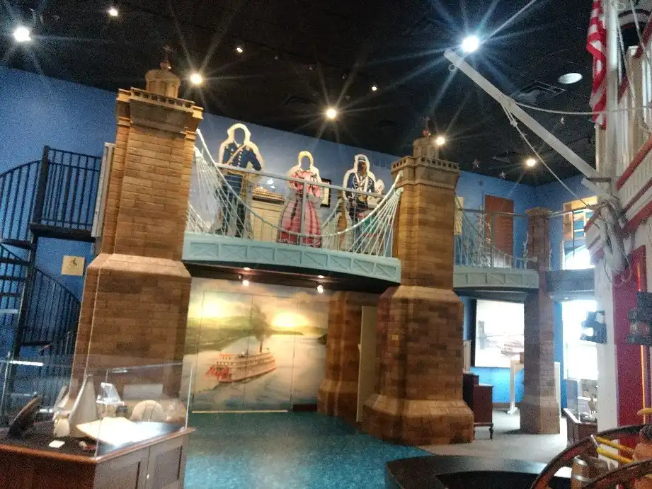 Các khách sạn gần Behringer-Crawford Museum