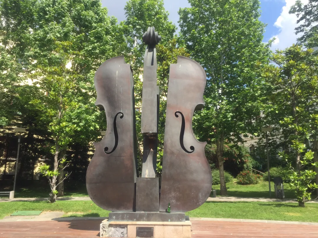 5_Broken Violin Fountain
