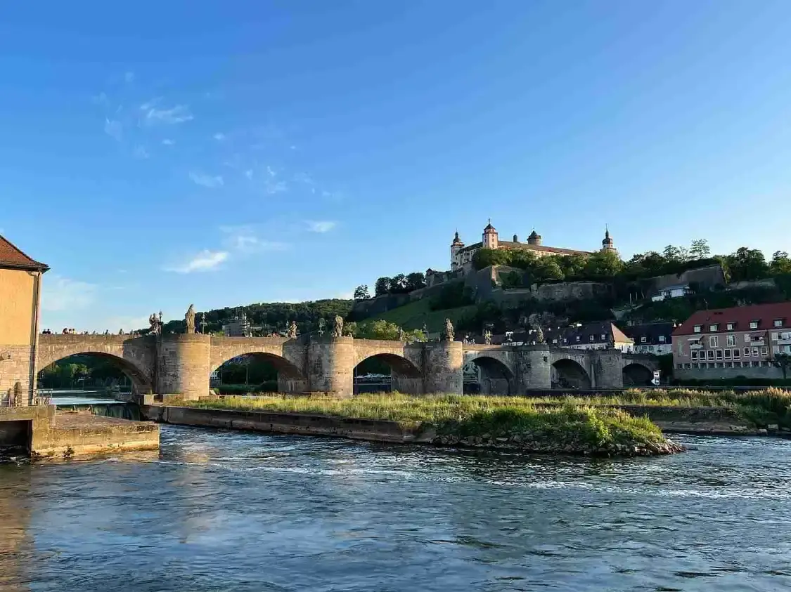 Hôtels à proximité de : Alte Mainbrücke