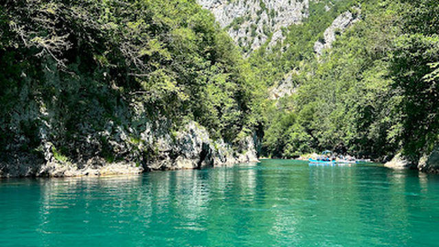 Three canyons Rafting kamp Montenegro