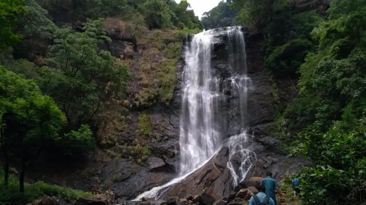 Hotels near Hebbe Falls
