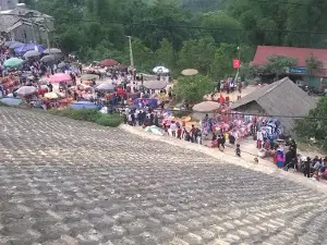Chợ Tình Khâu Vai