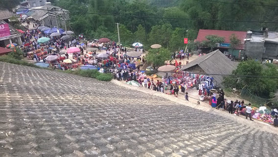 Chợ Tình Khâu Vai