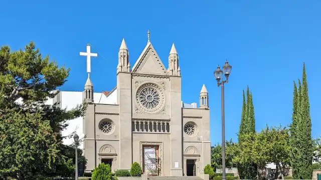 Hotels near Forest Lawn