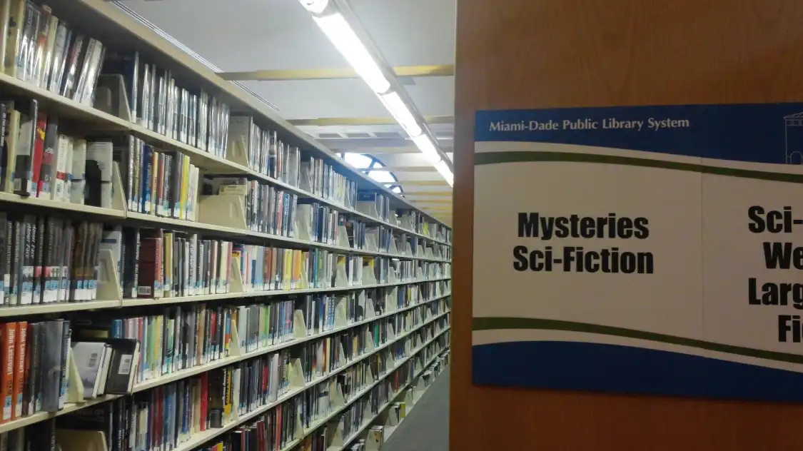 데이드 카운티 로 도서관 주변 호텔