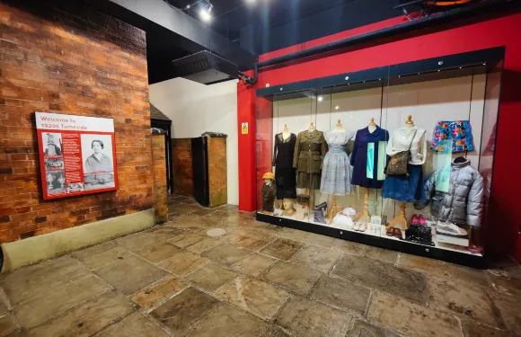 阿什頓安德萊恩