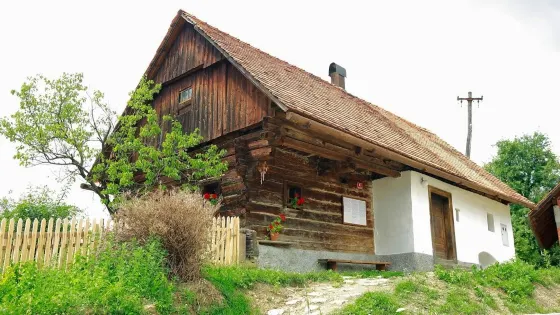The Šumej black kitchen
