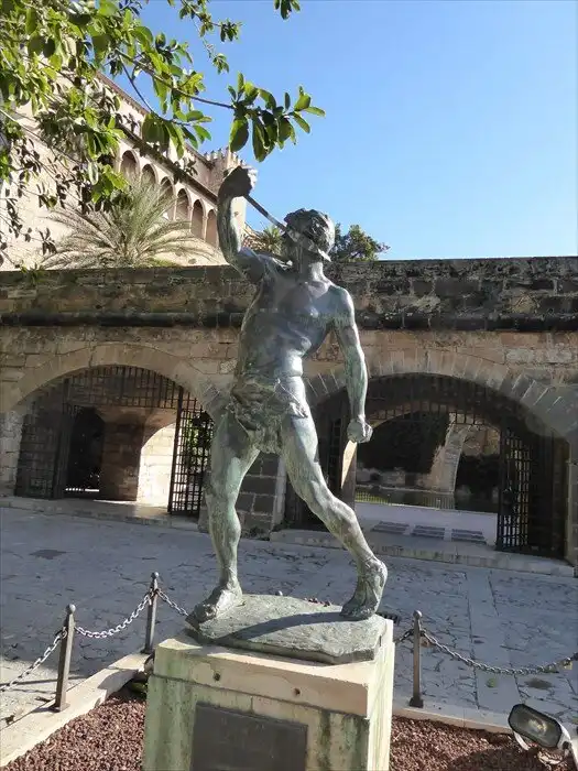Hotels near Estatua Es Foner