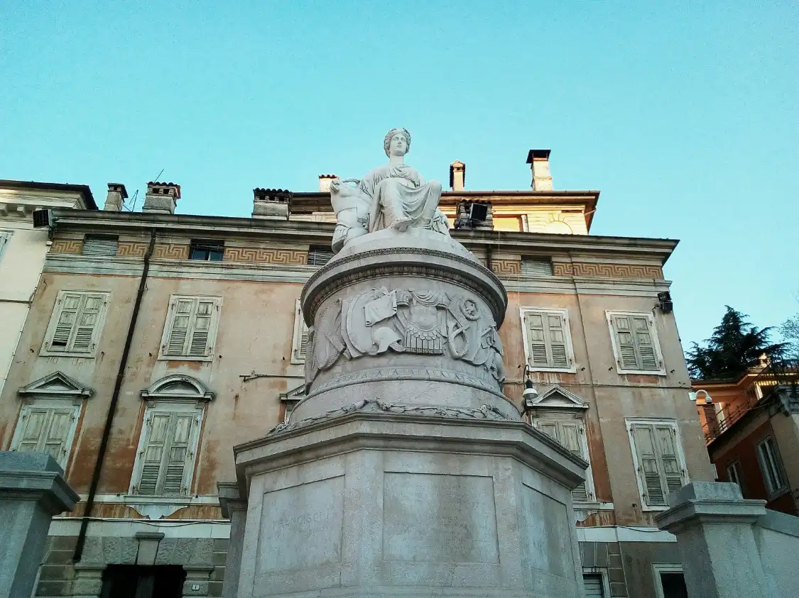 Hotel in zona Statua della Pace, Realizzata da G.B. Comolli