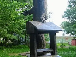 Pamyatnik Uchitelyu