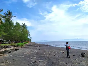 Pantai Gumuk Kantong