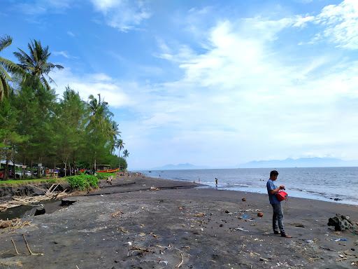 Pantai Gumuk Kantong
