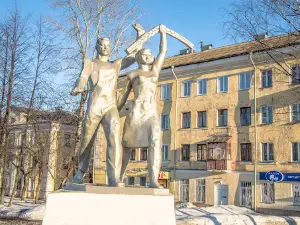 Pamyatnik "Rabochiy I Kolkhoznitsa"