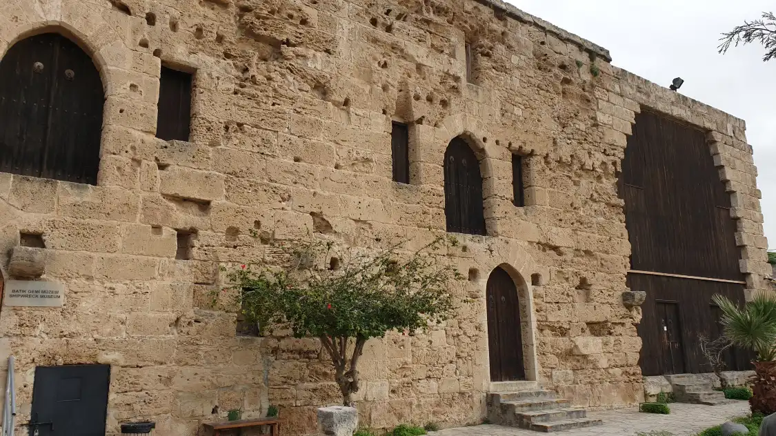 Hotels near Shipwreck Museum