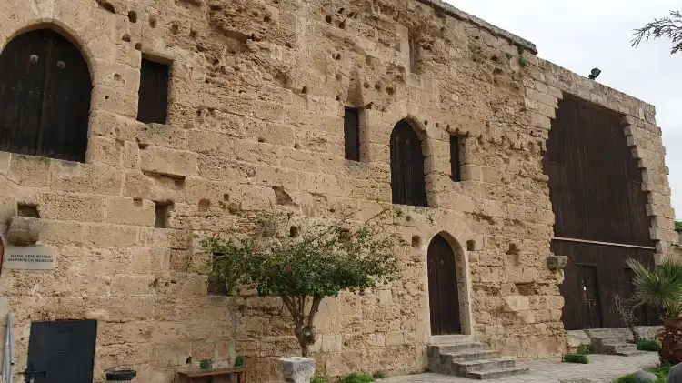 Hotels near Shipwreck Museum
