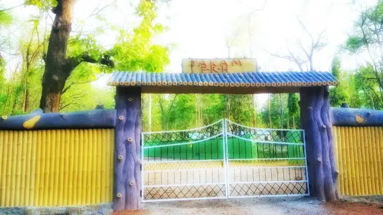 Hotels near Shiva Temple Chhoriagarh