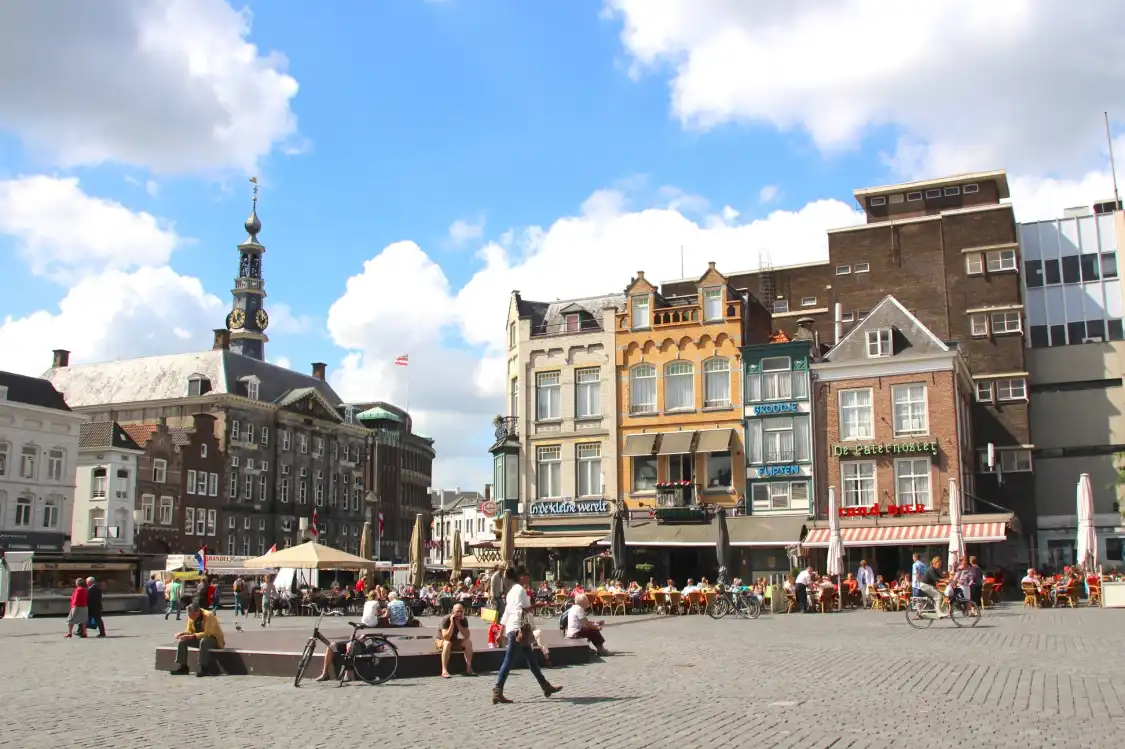 Hotels near Hieronymus Bosch Statue