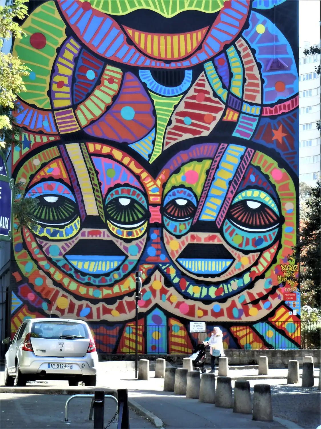 Hotels near Fresque Un totem dans la ville