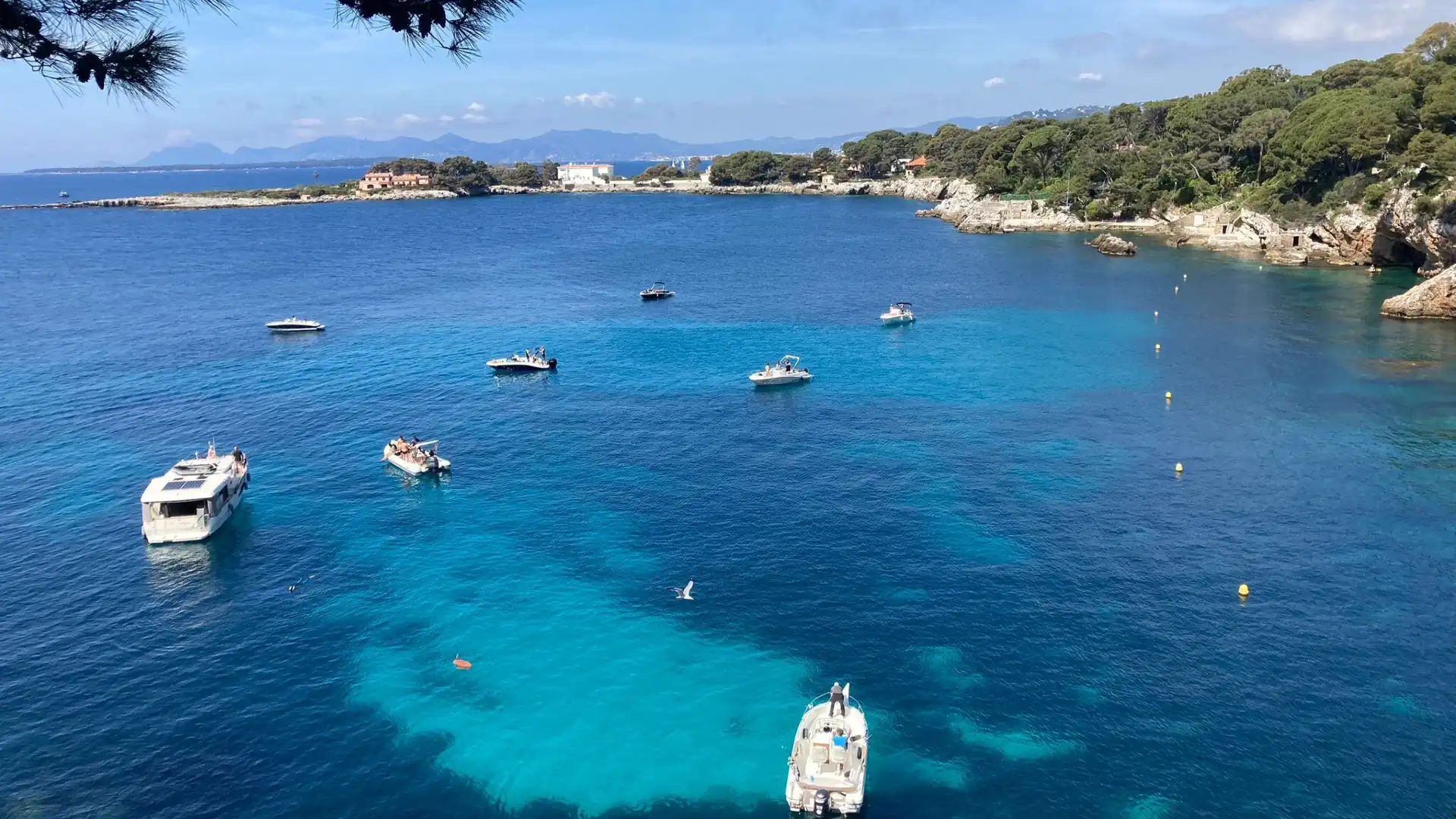 Hotels near Parc de la Pinede