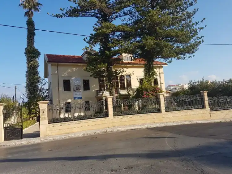 Hotels near Eleftherios Venizelos House