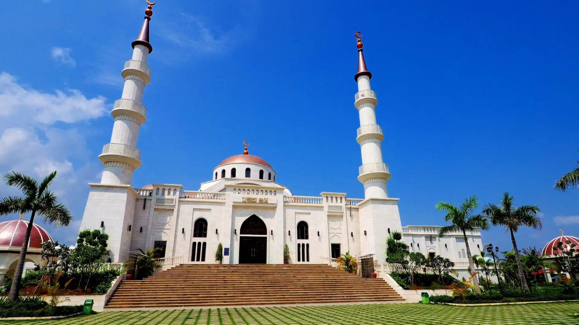 Hotels near Al-Serkal Mosque