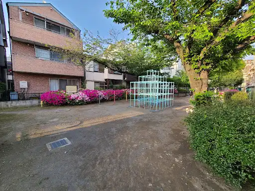 Nishikojiyasazanka Park