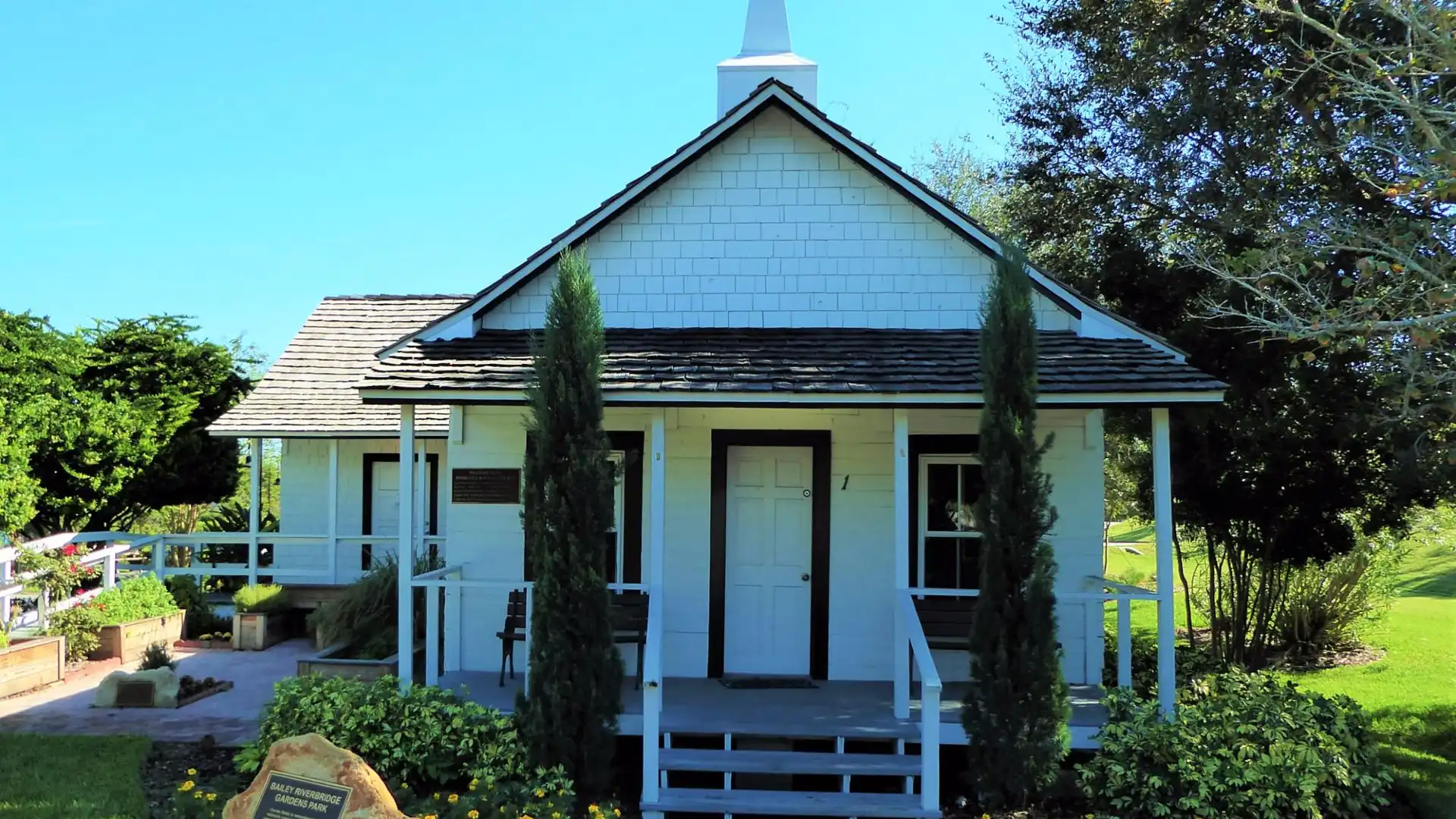 Hotels near Bailey Riverbridge Gardens