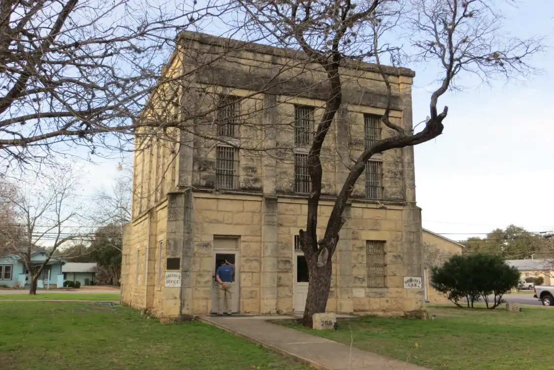 Hotels near Kendall County Courthouse
