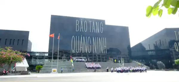 Các khách sạn gần Núi Bài Thơ