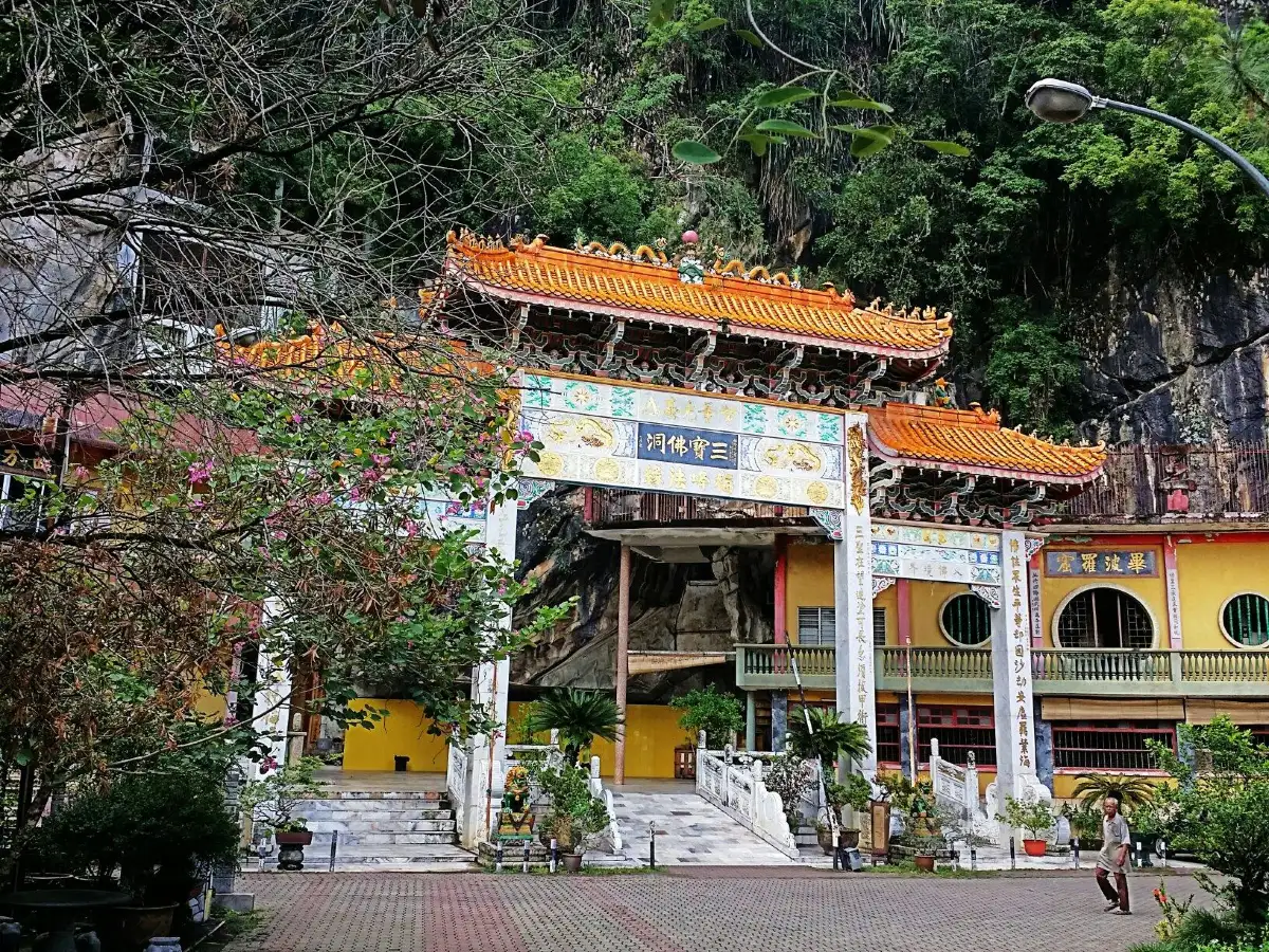 Sam Poh Tong Temple