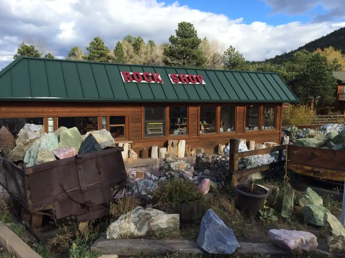 Отели рядом с достопримечательностью «Red Rose Rock Shop & Dick's Rock Museum»
