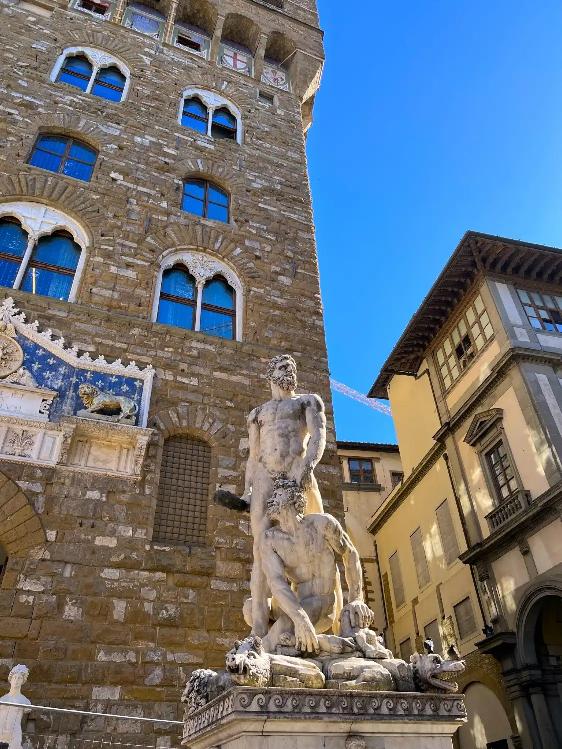 헤라클레스와 카쿠스 주변 호텔