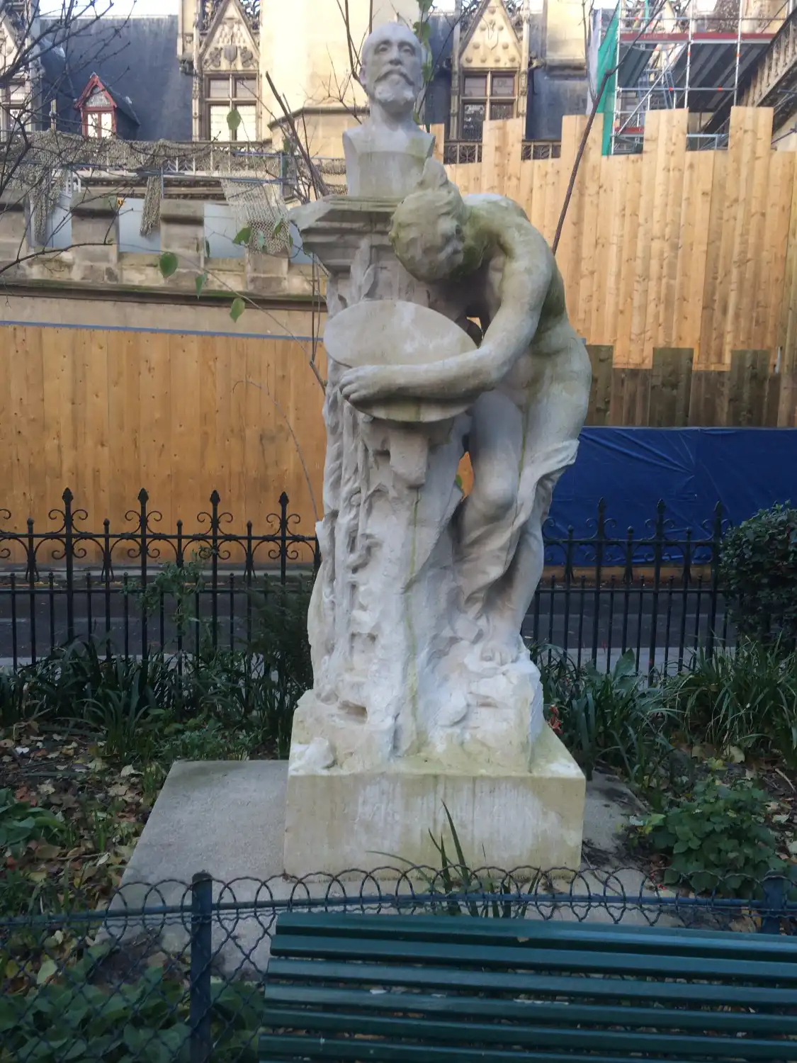 Hotel dekat Monument a Puvis de Chavannes