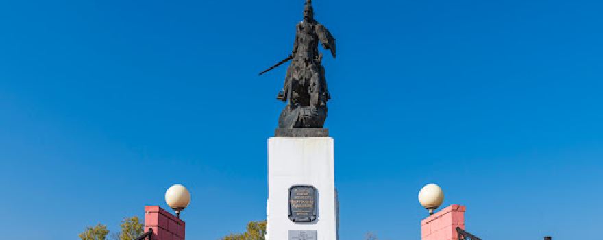 Pamyatnik Svyatoslavu Igorevichu Khrabromu. Skul'ptor V. Klykov.
