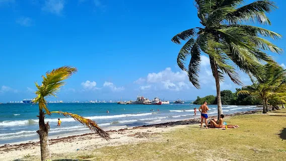 Playita en aeronaval san cristobal fuerte sherman