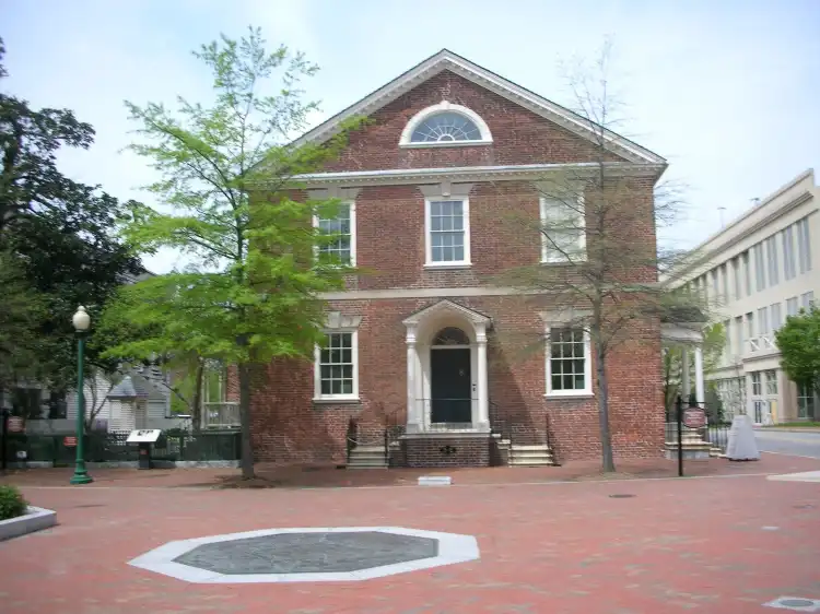 Hotel dekat Moses Myers House