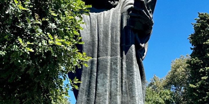 Grgur Ninski Statue