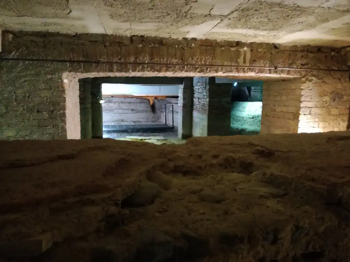 Hotels near Piscina Romana