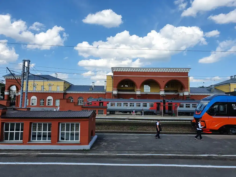 Отели рядом с достопримечательностью «Здание железнодорожного вокзала»