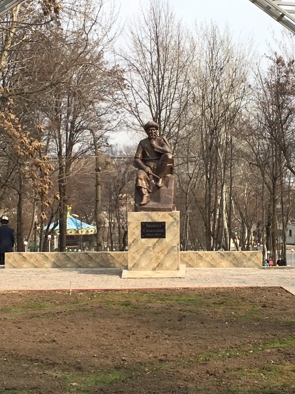 Hotels near Monument to Toktogul Satylganov
