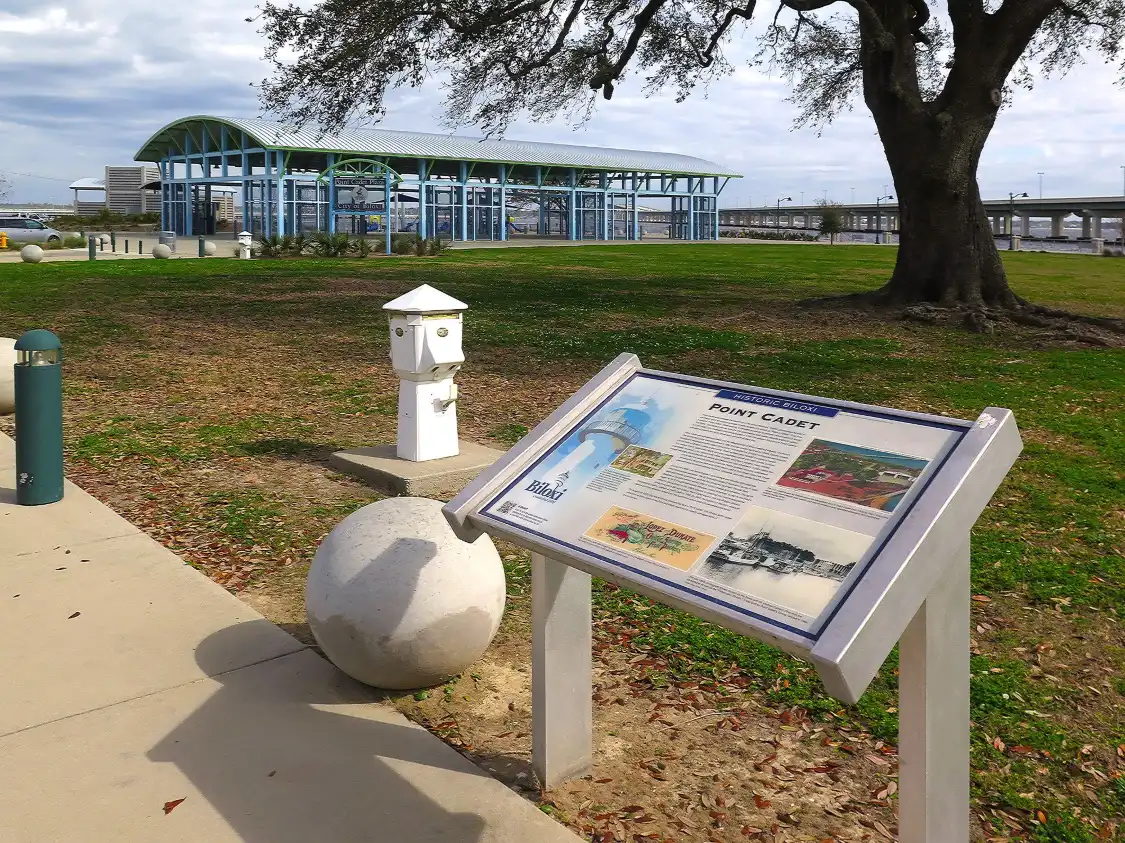 Hotels near Point Cadet