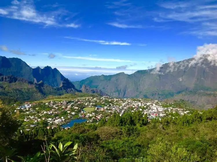 Hotels near Le fenetre Les Makes